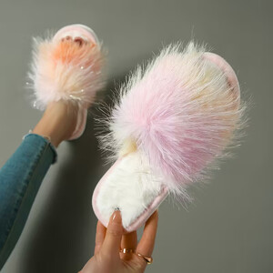 Moteriškos spalvingos pūkuotos šlepetės