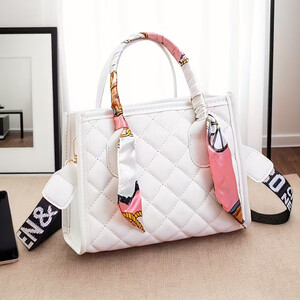 Elegantiška moteriška rankinė su skarele ir nuimamu dirželiu, baltos spalvos