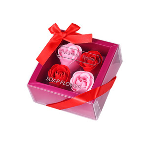 Raudona dovanų dėžutė su 4 muilo rožėmis - dviejų atspalvių