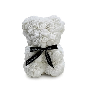 Baltas meškiukas iš dirbtinių rožių su juodu kaspinėliu