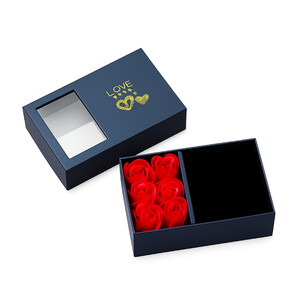 Dovanų dėžutė su 6 dirbtinėmis rožėmis, atviruku ir dovanų maišeliu